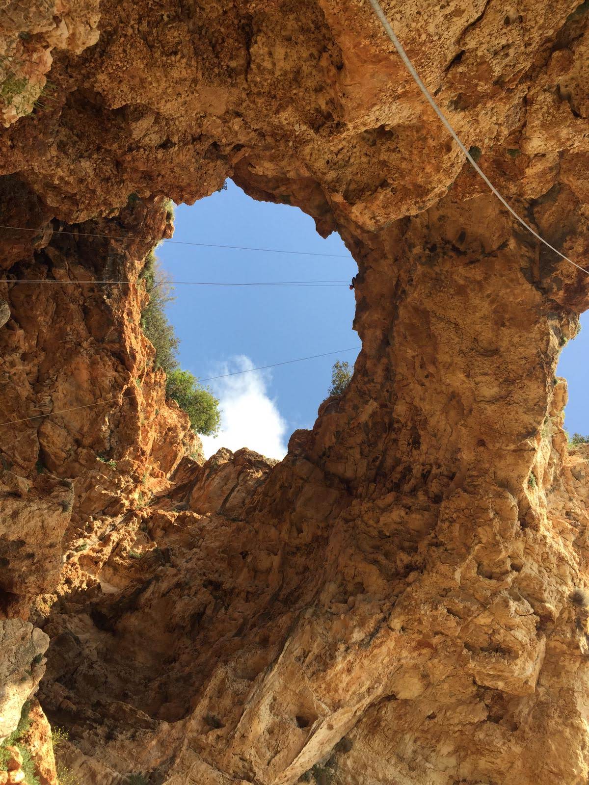 הרפתקת סנפלינג במערת קשת: ריחוף בנוף שמיים